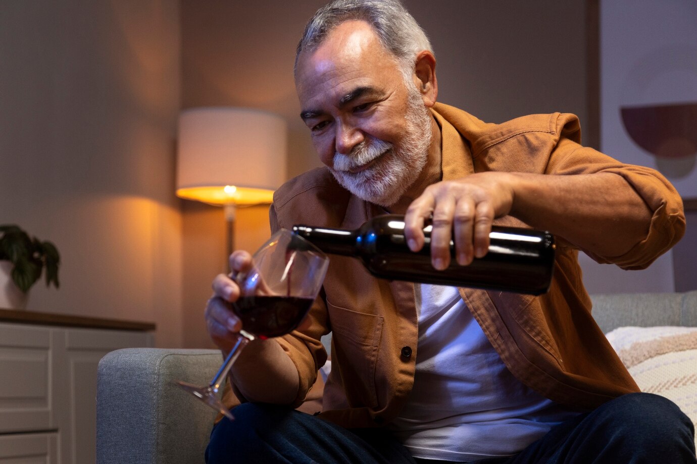 Idoso tomando vinho