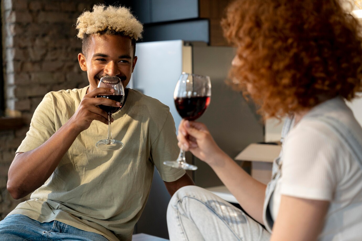 Uma mulher e um homem tomando vinho